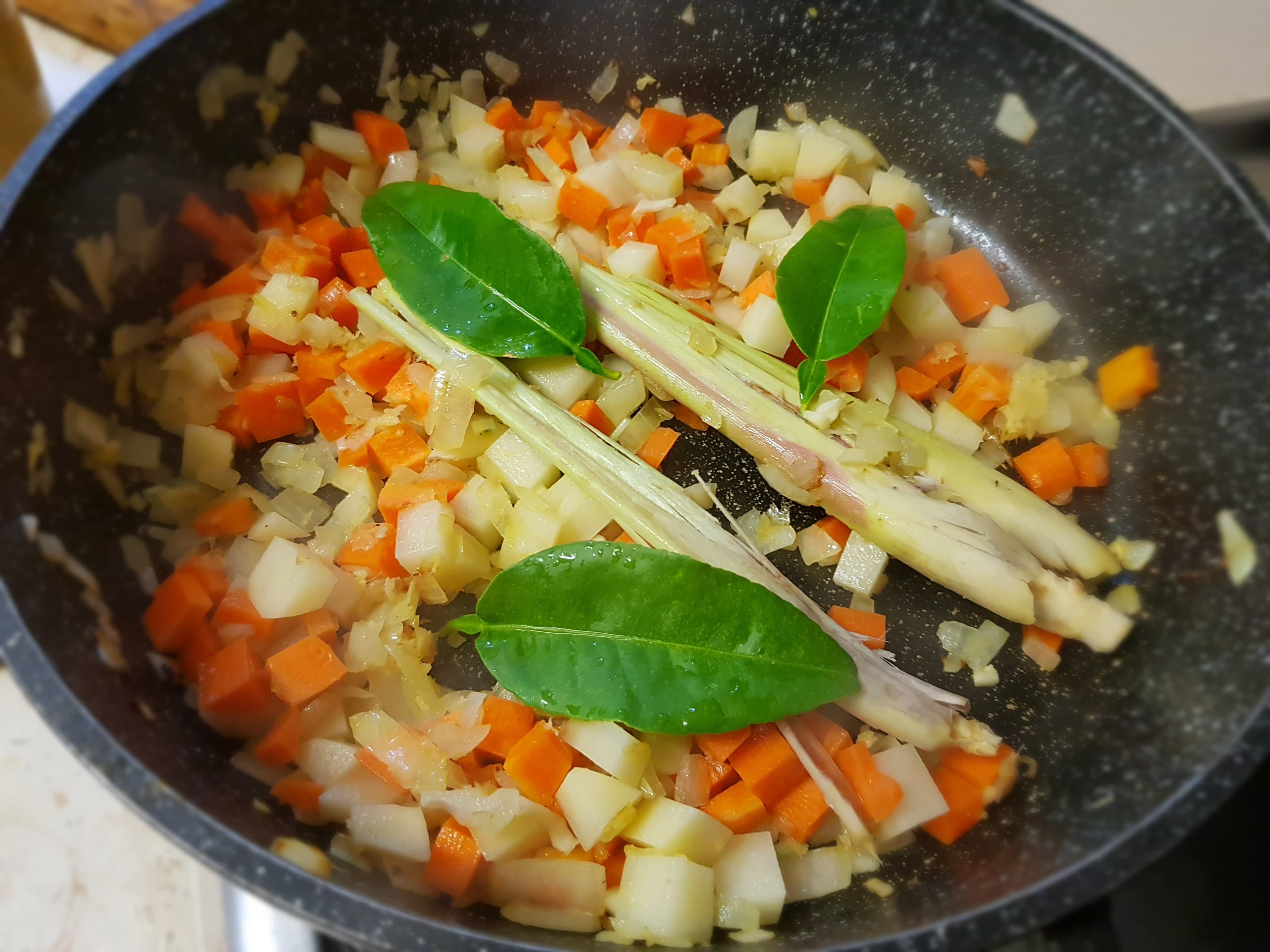 מרק בשר אסייתי עם כיסונים ממולאים בבריסקט מעושן - תמונה 3