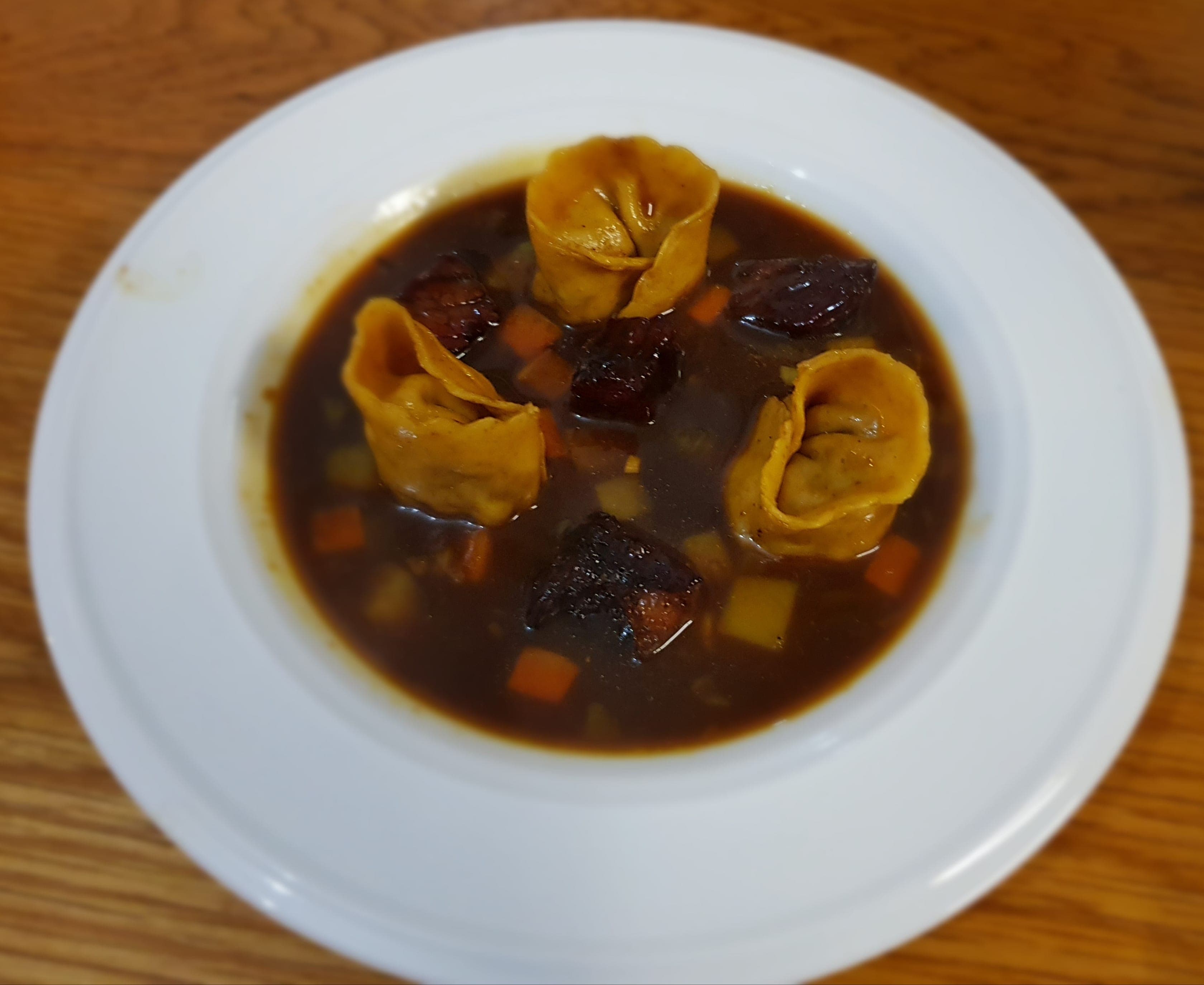 מרק בשר אסייתי עם כיסונים ממולאים בבריסקט מעושן