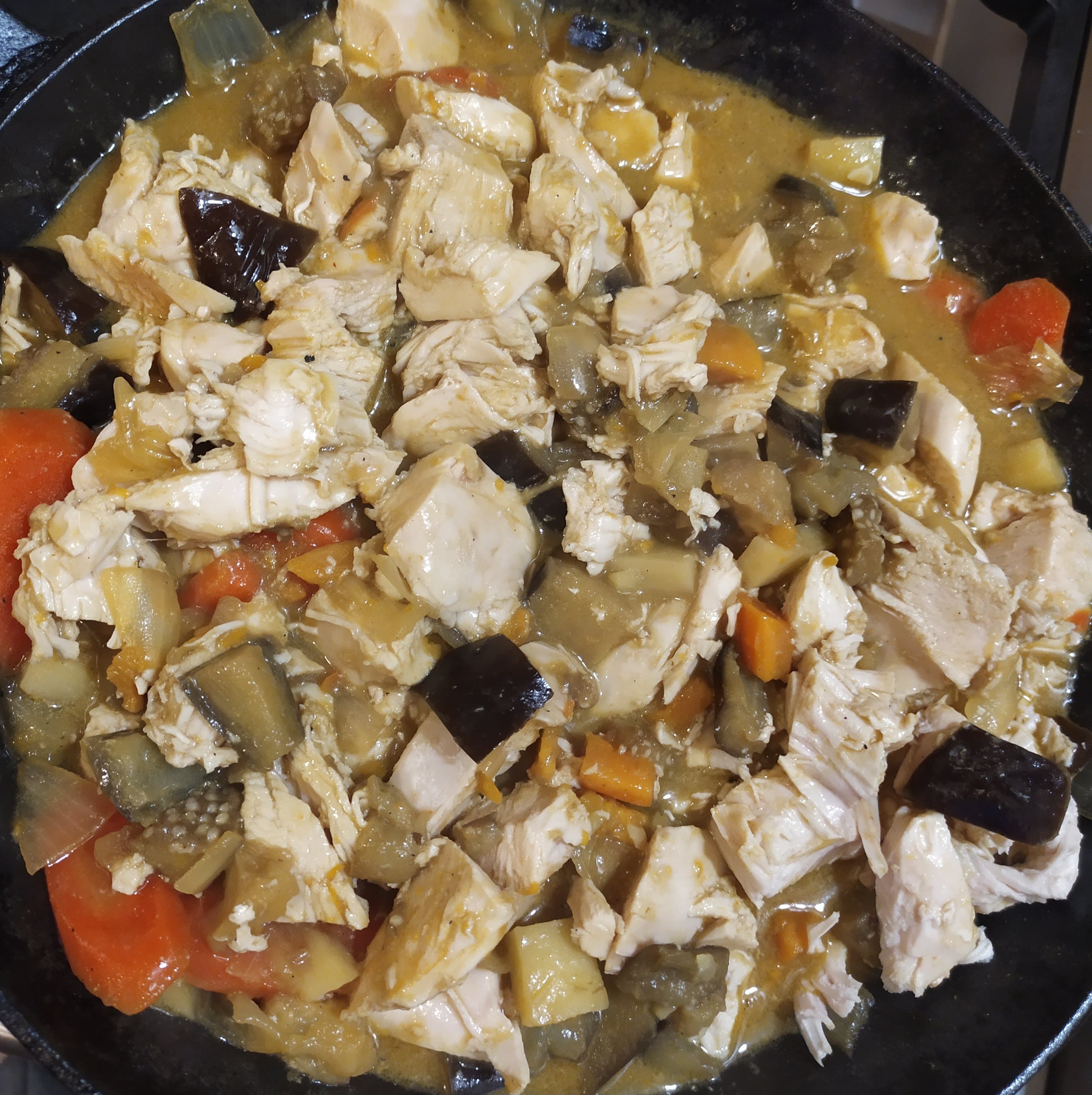 חזה עוף וירקות ברוטב קארי צהוב