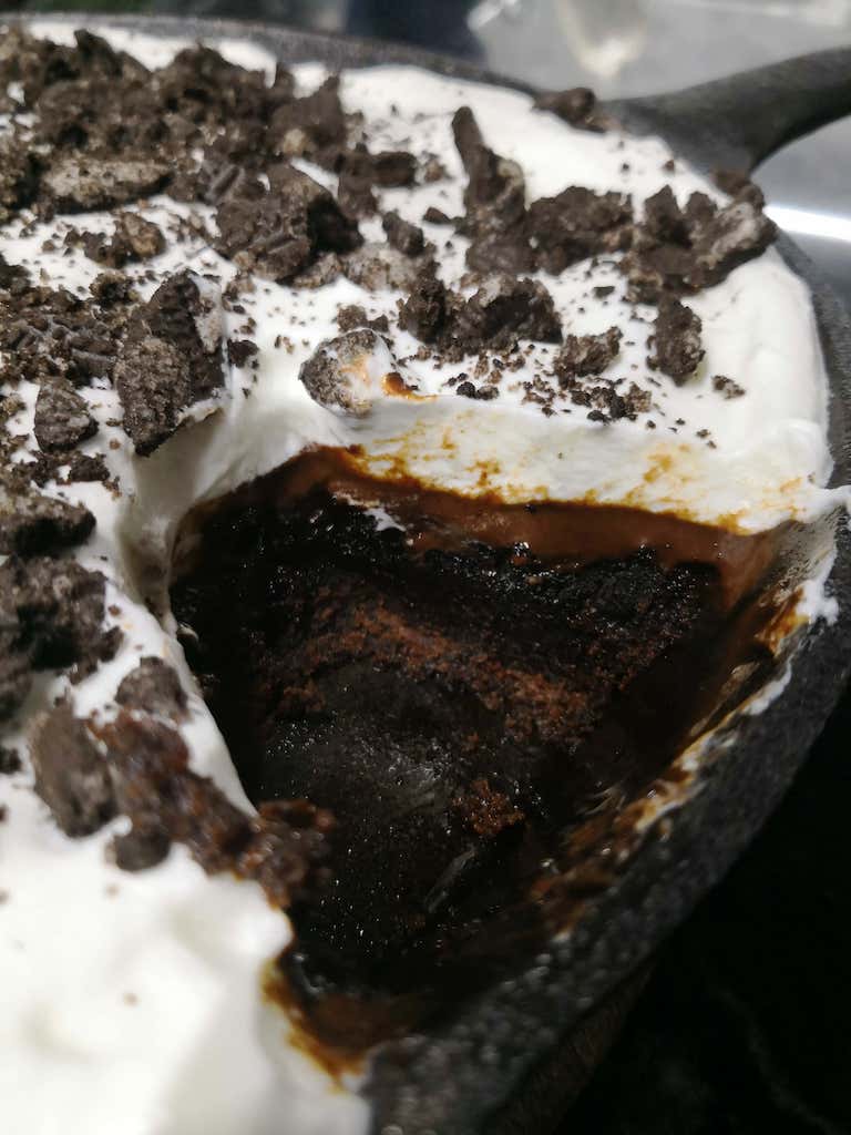 מעשה במעשנה, מחבת יצוקה ועוגת בראוניז מתוקה